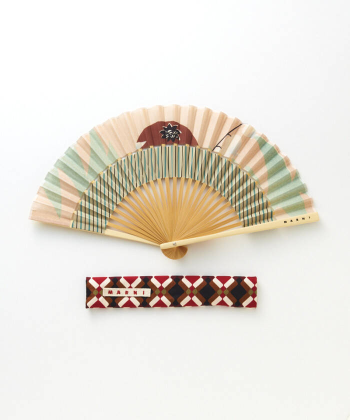 マルニのアーカイブ生地を使ったモダンな扇子、「FOLDING FAN 