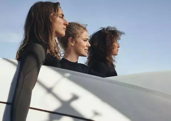 「H&Mが女性のためのサーフィンコミュニティ「Women + Waves」とコラボ。サステイナブルなサーフコレクションを発表。」の画像