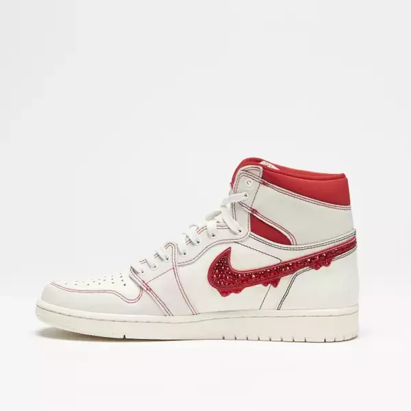 「スチュリートから「AIR JORDAN1 RETRO HIGH OG SAIL/UNIVERSITY RED」をベースにしたカスタムモデルが発売」の画像
