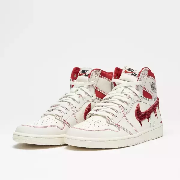 「スチュリートから「AIR JORDAN1 RETRO HIGH OG SAIL/UNIVERSITY RED」をベースにしたカスタムモデルが発売」の画像
