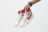 「スチュリートから「AIR JORDAN1 RETRO HIGH OG SAIL/UNIVERSITY RED」をベースにしたカスタムモデルが発売」の画像1