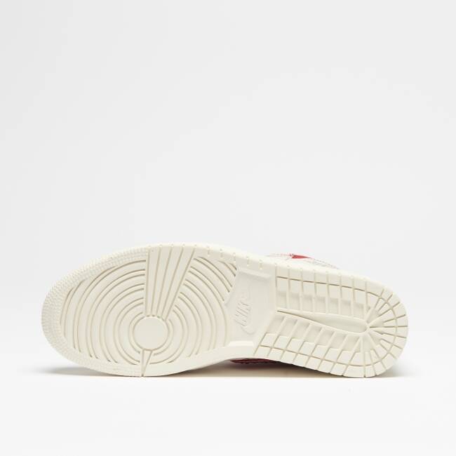 スチュリートから「AIR JORDAN1 RETRO HIGH OG SAIL/UNIVERSITY RED」をベースにしたカスタムモデルが発売