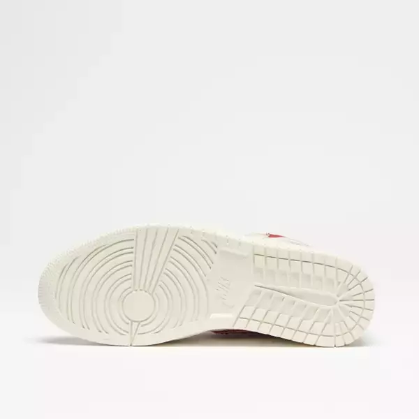 「スチュリートから「AIR JORDAN1 RETRO HIGH OG SAIL/UNIVERSITY RED」をベースにしたカスタムモデルが発売」の画像