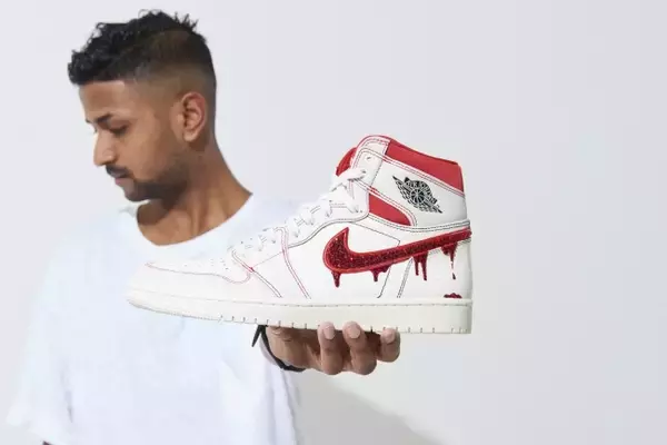 「スチュリートから「AIR JORDAN1 RETRO HIGH OG SAIL/UNIVERSITY RED」をベースにしたカスタムモデルが発売」の画像