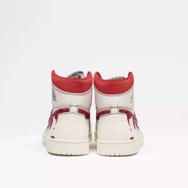 「スチュリートから「AIR JORDAN1 RETRO HIGH OG SAIL/UNIVERSITY RED」をベースにしたカスタムモデルが発売」の画像