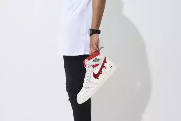 「スチュリートから「AIR JORDAN1 RETRO HIGH OG SAIL/UNIVERSITY RED」をベースにしたカスタムモデルが発売」の画像