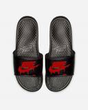 「NIKEのベナッシをベースにカスタマイズ。ビビットなソリッドカラーロゴの新色が登場」の画像2