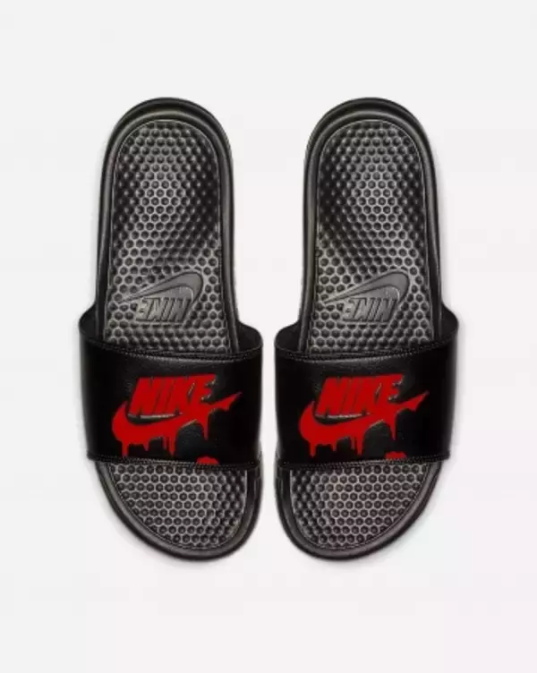 「NIKEのベナッシをベースにカスタマイズ。ビビットなソリッドカラーロゴの新色が登場」の画像