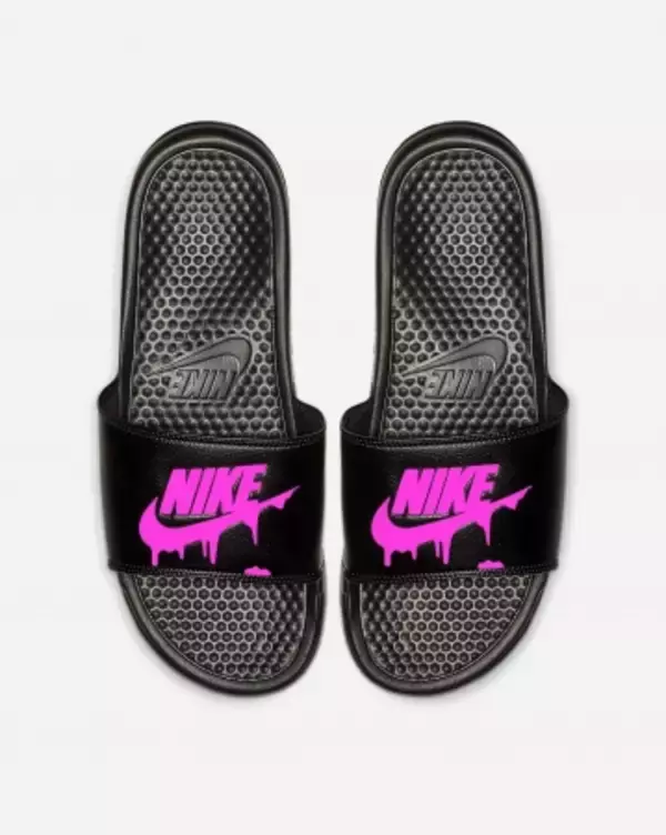 「NIKEのベナッシをベースにカスタマイズ。ビビットなソリッドカラーロゴの新色が登場」の画像