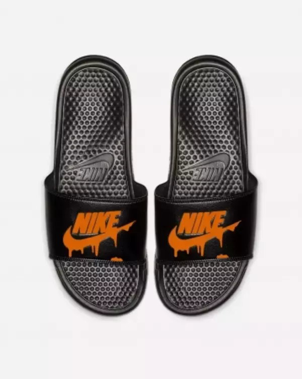 「NIKEのベナッシをベースにカスタマイズ。ビビットなソリッドカラーロゴの新色が登場」の画像