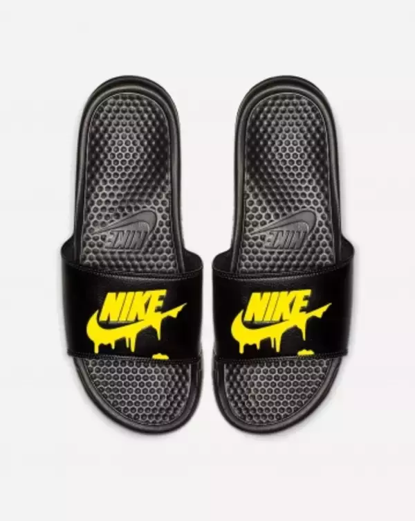 「NIKEのベナッシをベースにカスタマイズ。ビビットなソリッドカラーロゴの新色が登場」の画像