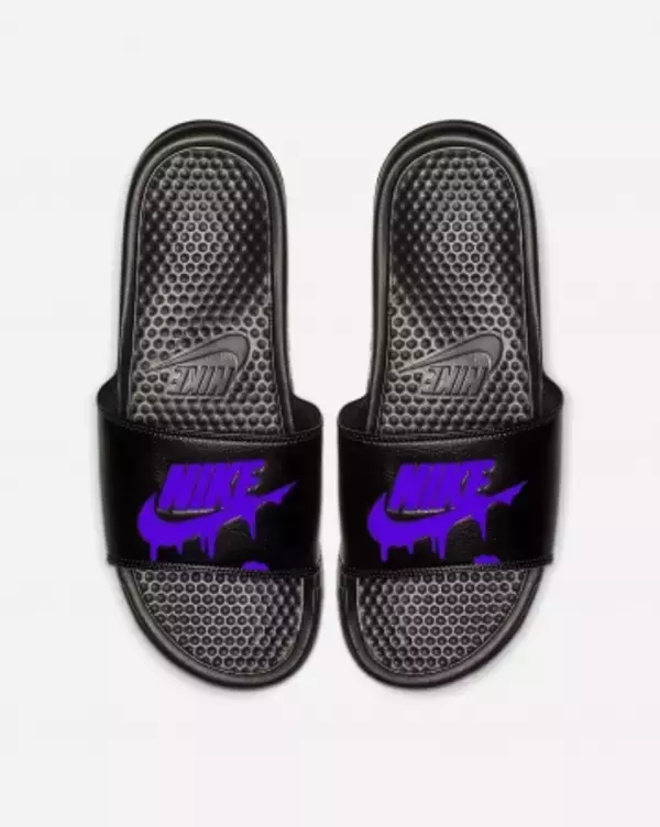 「NIKEのベナッシをベースにカスタマイズ。ビビットなソリッドカラーロゴの新色が登場」の画像