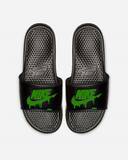 「NIKEのベナッシをベースにカスタマイズ。ビビットなソリッドカラーロゴの新色が登場」の画像3