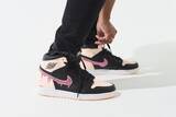 「スチュリートから「AIR JORDAN1 RETRO HIGH OG CRIMSON TINT」をベースにしたカスタムモデル発売」の画像1