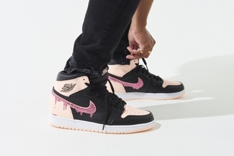スチュリートから「AIR JORDAN1 RETRO HIGH OG CRIMSON TINT」をベースにしたカスタムモデル発売