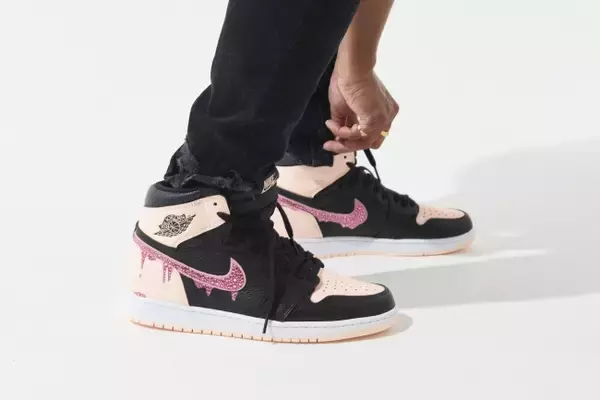 スチュリートから「AIR JORDAN1 RETRO HIGH OG CRIMSON TINT」をベースにしたカスタムモデル発売