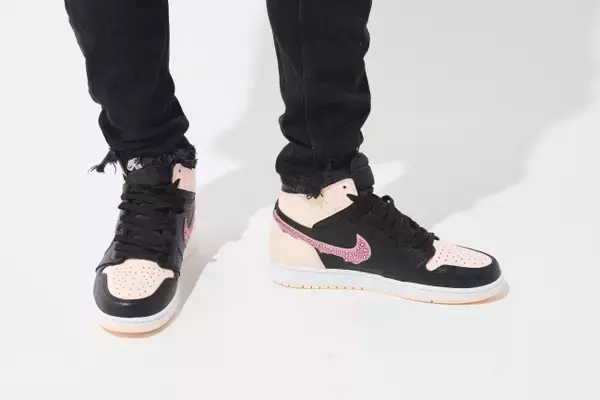 「スチュリートから「AIR JORDAN1 RETRO HIGH OG CRIMSON TINT」をベースにしたカスタムモデル発売」の画像