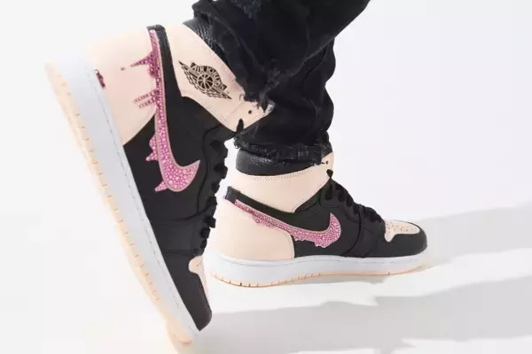 「スチュリートから「AIR JORDAN1 RETRO HIGH OG CRIMSON TINT」をベースにしたカスタムモデル発売」の画像