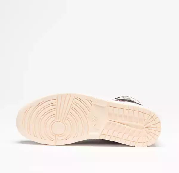 「スチュリートから「AIR JORDAN1 RETRO HIGH OG CRIMSON TINT」をベースにしたカスタムモデル発売」の画像