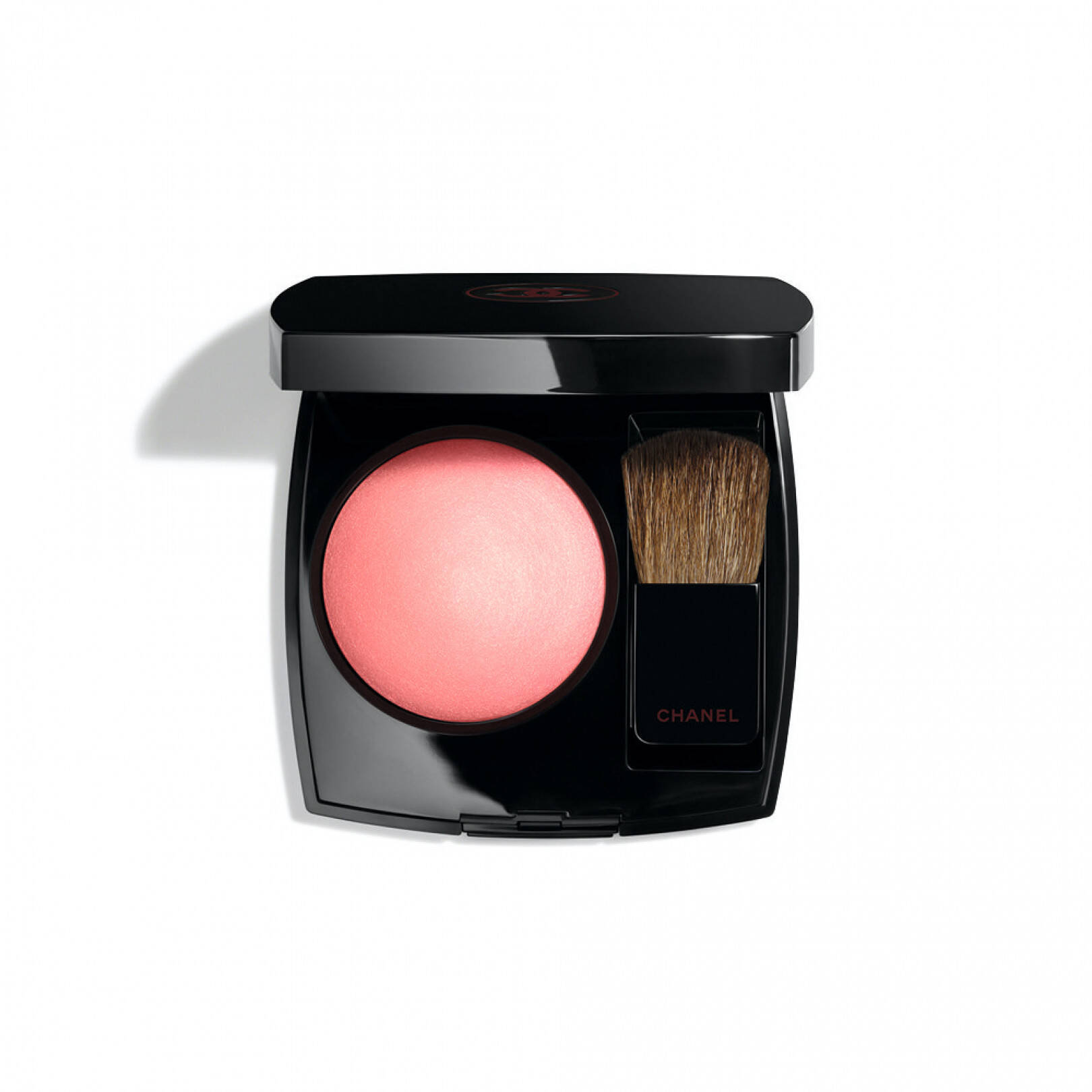 シャネルのパウダーチーク「ジュ コントゥラスト」の発売40周年を記念した、3つの特別な限定品