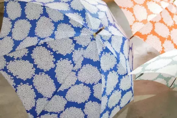 「雨の日でも晴れの日でもワクワクする傘がいっぱい! 銀座 蔦屋書店で「イイダ傘店 夏の傘展」を開催」の画像