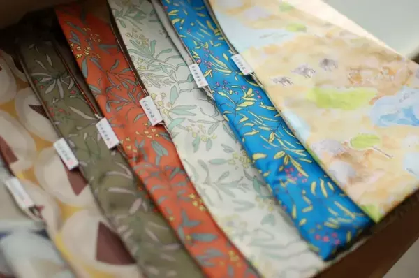 「雨の日でも晴れの日でもワクワクする傘がいっぱい! 銀座 蔦屋書店で「イイダ傘店 夏の傘展」を開催」の画像