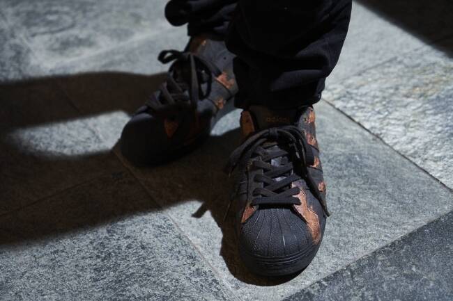 錆をテーマにしたリメイクプロジエクト「RUST」から、adidas SUPERSTARをベースにしたリメイクモデルが発売
