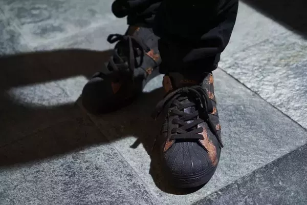 「錆をテーマにしたリメイクプロジエクト「RUST」から、adidas SUPERSTARをベースにしたリメイクモデルが発売」の画像