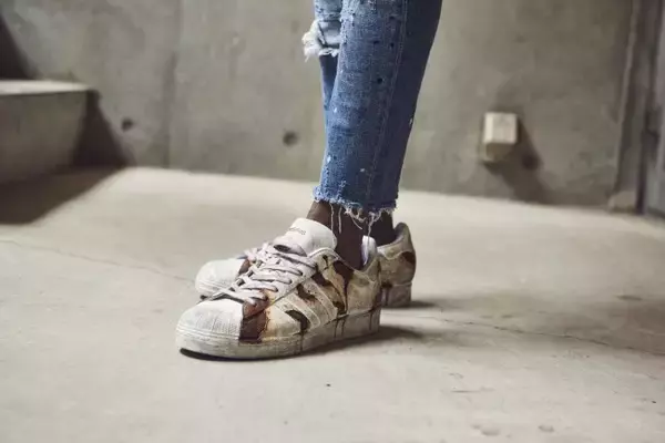 「錆をテーマにしたリメイクプロジエクト「RUST」から、adidas SUPERSTARをベースにしたリメイクモデルが発売」の画像