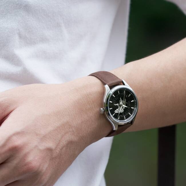 エレファントのシンボルマーク、ハンティング・ワールドの腕時計に黒い文字盤の限定モデルが登場