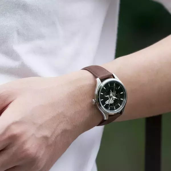 「エレファントのシンボルマーク、ハンティング・ワールドの腕時計に黒い文字盤の限定モデルが登場」の画像