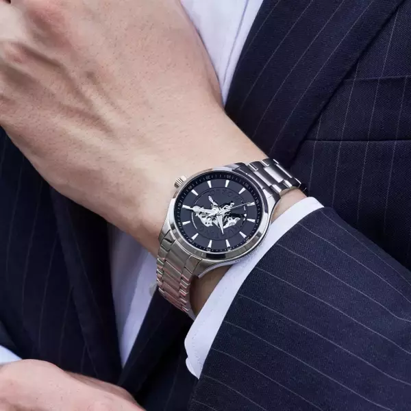 「エレファントのシンボルマーク、ハンティング・ワールドの腕時計に黒い文字盤の限定モデルが登場」の画像