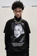 sacai x Einstein、アルベルト・アインシュタインがモチーフのユニセックスなTシャツ&フーディー