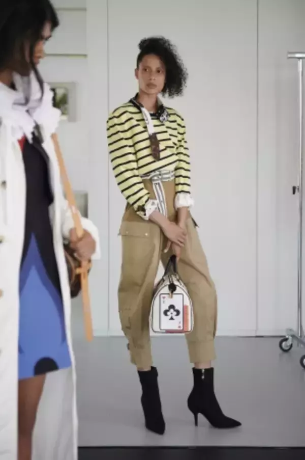 「ルイ・ヴィトンがウィメンズ 2021 クルーズ・コレクションを発表」の画像