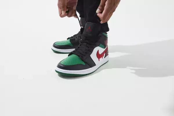 「スチュリートからAJ1 MIDの「GREEN TOE」をベースにしたカスタムモデルが発売」の画像