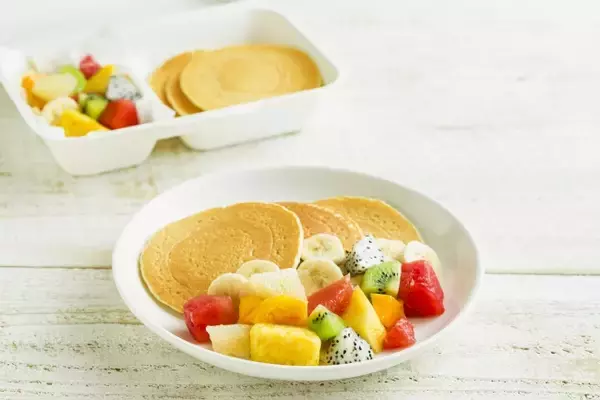 「Eggs ’n Thingsからトロピカルで南国気分が味わえるメニューが登場」の画像