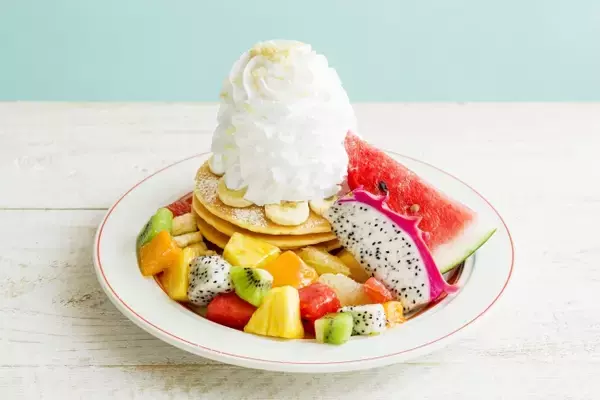 「Eggs ’n Thingsからトロピカルで南国気分が味わえるメニューが登場」の画像