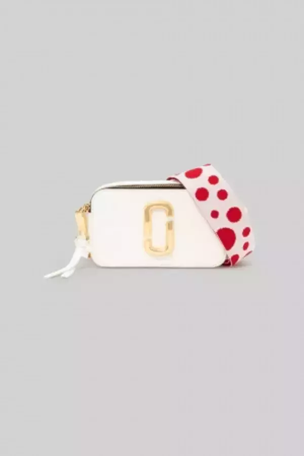 「過去のアーカイブから新作までが一堂に並ぶ、ザ マーク ジェイコブス「THE SNAPSHOT POP UP SHOP」が銀座三越に出現」の画像