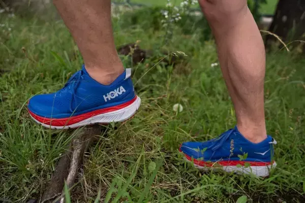 「HOKA ONE ONE より極厚のクッションを搭載した全路面対応ランニングシューズが新登場」の画像