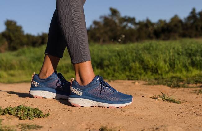 HOKA ONE ONE より極厚のクッションを搭載した全路面対応ランニングシューズが新登場