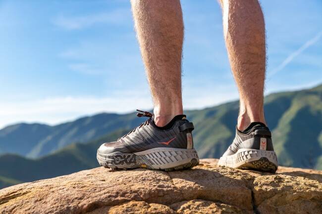 HOKA ONE ONE より極厚のクッションを搭載した全路面対応ランニングシューズが新登場