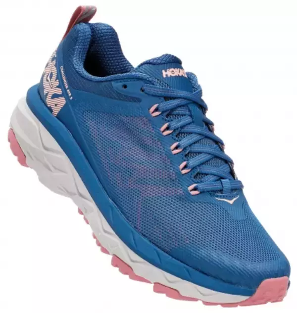 「HOKA ONE ONE より極厚のクッションを搭載した全路面対応ランニングシューズが新登場」の画像