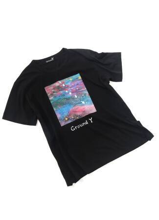 Ground Y が女優・深川麻衣とコラボレートしたTシャツコレクションを8月7日に発売