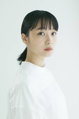 Ground Y が女優・深川麻衣とコラボレートしたTシャツコレクションを8月7日に発売