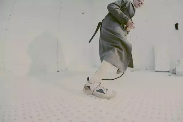 「adidas Originals by OAMC、2020年春夏の第二弾として新たな2種類のフットウエアを発表」の画像