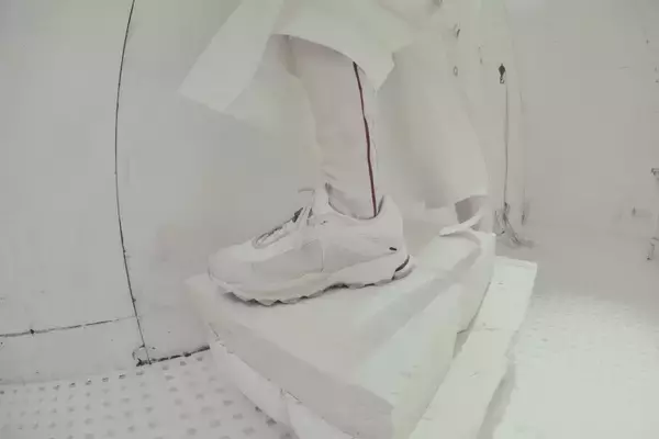 「adidas Originals by OAMC、2020年春夏の第二弾として新たな2種類のフットウエアを発表」の画像