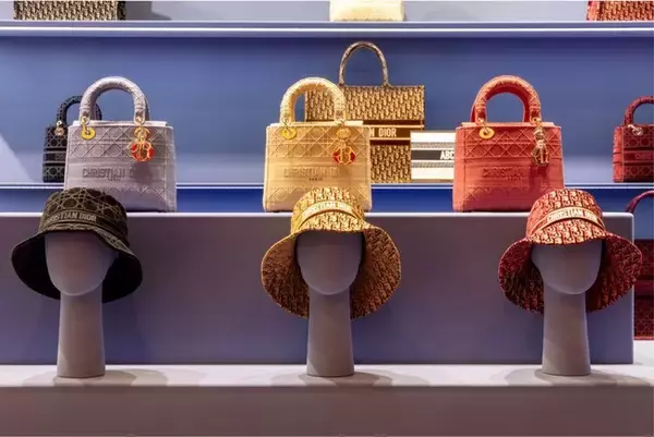 「ディオールが今年も英国ハロッズで期間限定のポップアップストア。ベルベットの限定アイテムも登場」の画像