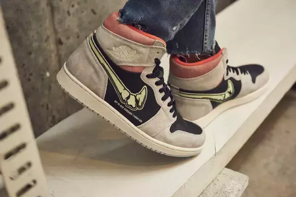 「スティルアライブからAJ1の「RETORO HIGH  NEUTRAL GREY」のリメイクスニーカーが発売」の画像