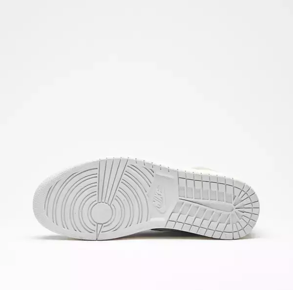 「スティルアライブからAJ1の「RETORO HIGH  NEUTRAL GREY」のリメイクスニーカーが発売」の画像