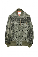 サカイ ジェム新作、ペイズリー柄刺繍のMA-1ジャケットをDSMG限定で発売